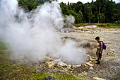 Azzorre - Isola Sao Miguel, Furnas. Le fumarole nei pressi del Lago di Furnas. 